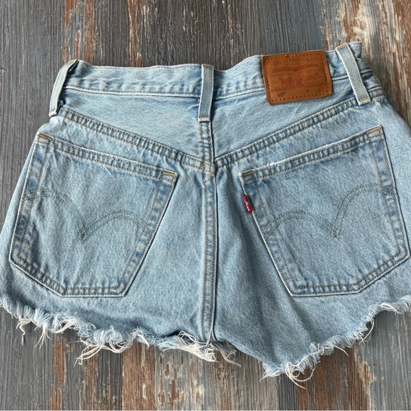Levi’s women’s 501 cutoff button fly shorts size 24 - Picture 2 of 5